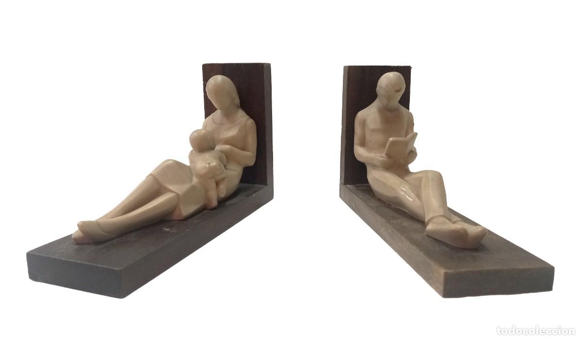 Vintage: Pareja de sujetalibros. Figura de mujer con ni&ntilde;o y hombre leyendo en resina.