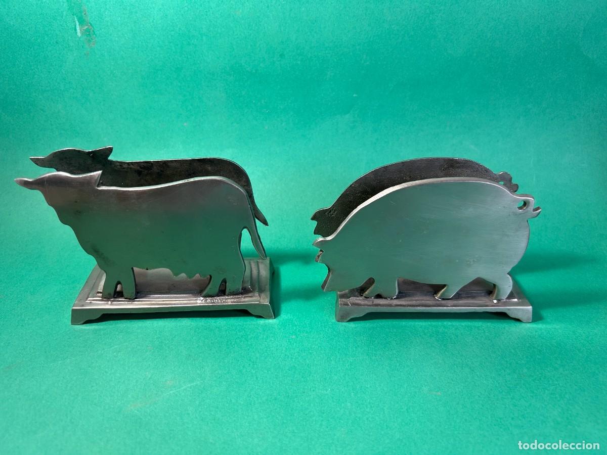Vintage: LOTE SERVILLETEROS VACA Y CERDO ARTESANALES DE METAL