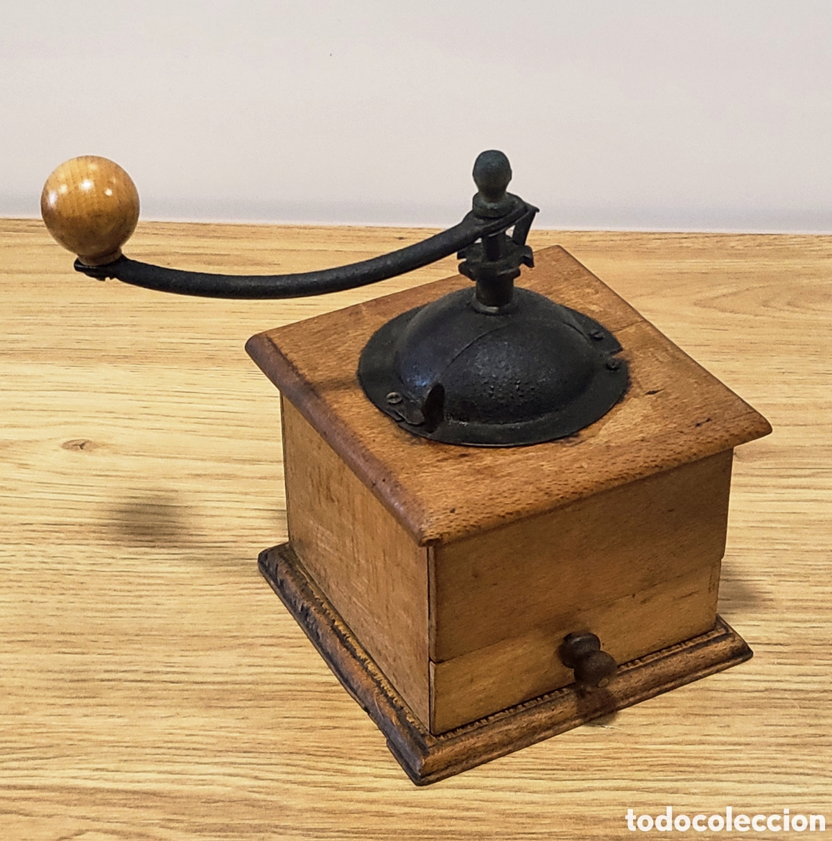 Vintage: Antiguo Molinillo de Caf&eacute; de Tolva Cerrada - Madera Maciza y Hierro Fundido - Restaurado