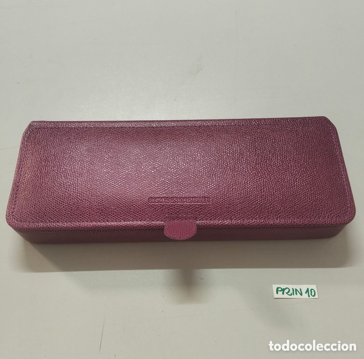 Vintage: estuche r&iacute;gido de color burdeos con interior aterciopelado