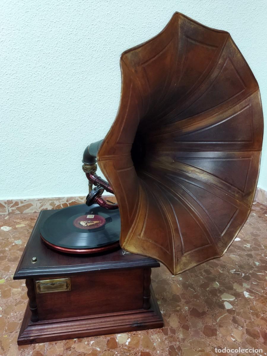 Vintage: Gram&oacute;fono de cuerda con bocina met&aacute;lica. Reproducci&oacute;n de alta calidad en madera. Func. y decorativo