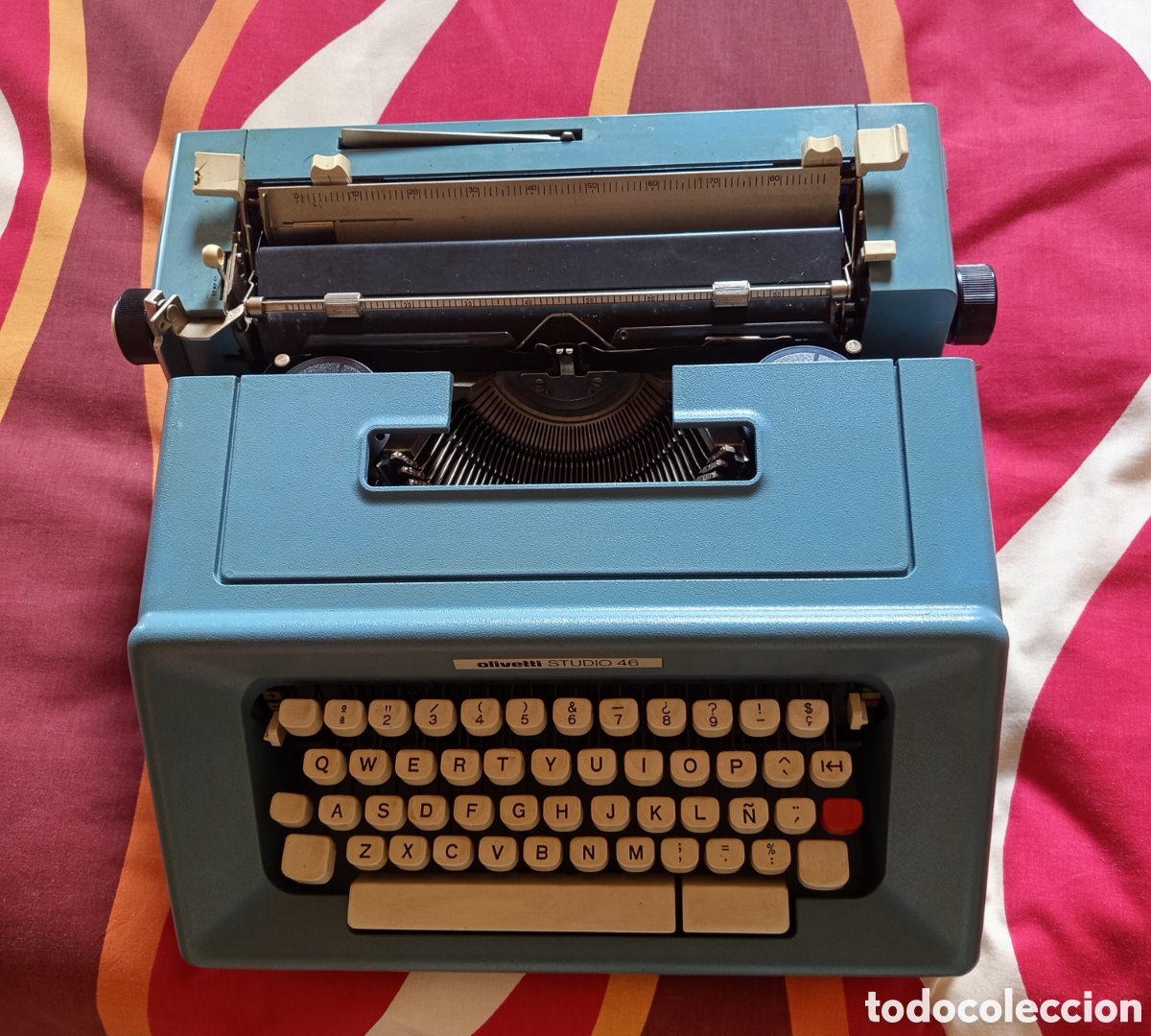 Vintage: M&aacute;quina de escribir de la marca Olivetti modelo Studio 46 color azul y funda de transporte