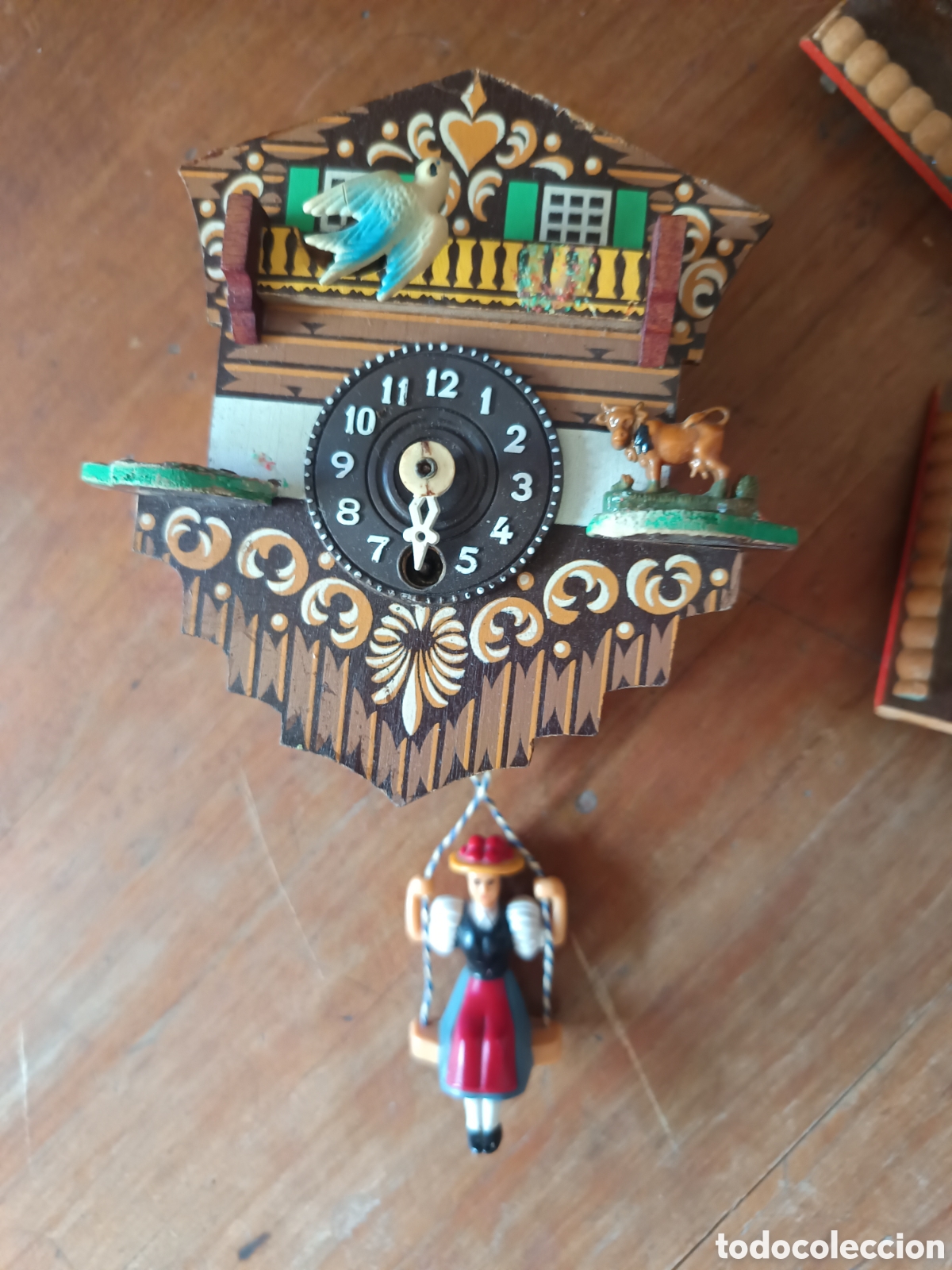 Vintage: Bello reloj de cuco con figura de mujer en columpio
