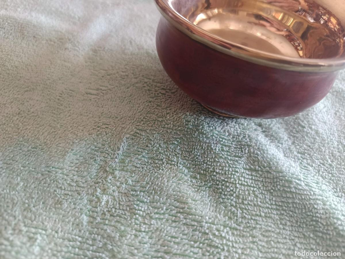 Vintage: cuenco vintage de cobre con un acabado esmaltado en tono marr&oacute;n rojizo y un brillante borde met&aacute;lico