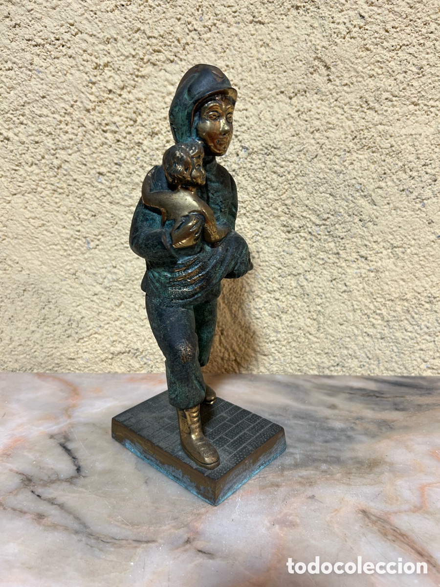 Vintage: Estatuilla de un bombero de bronce patinada