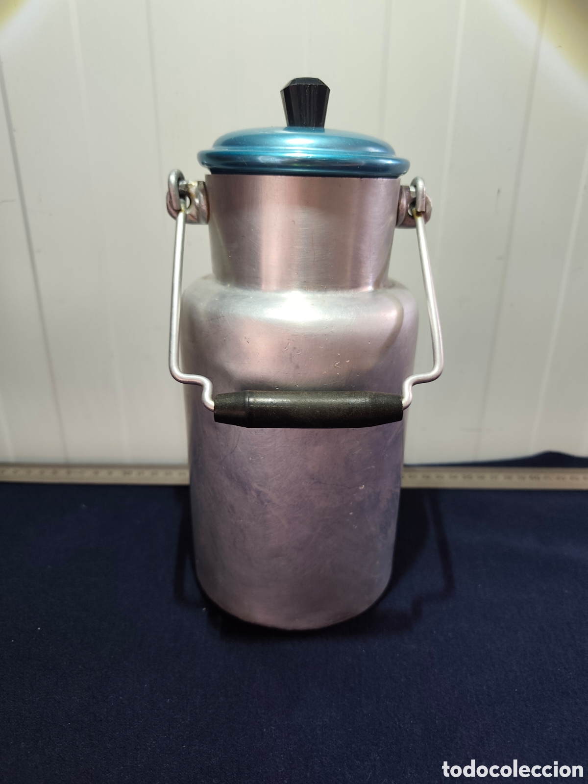Vintage: Lechera Vintage de Aluminio - Tapa Azul y Asa Retr&aacute;ctil - Aprox. 30 cm de Altura