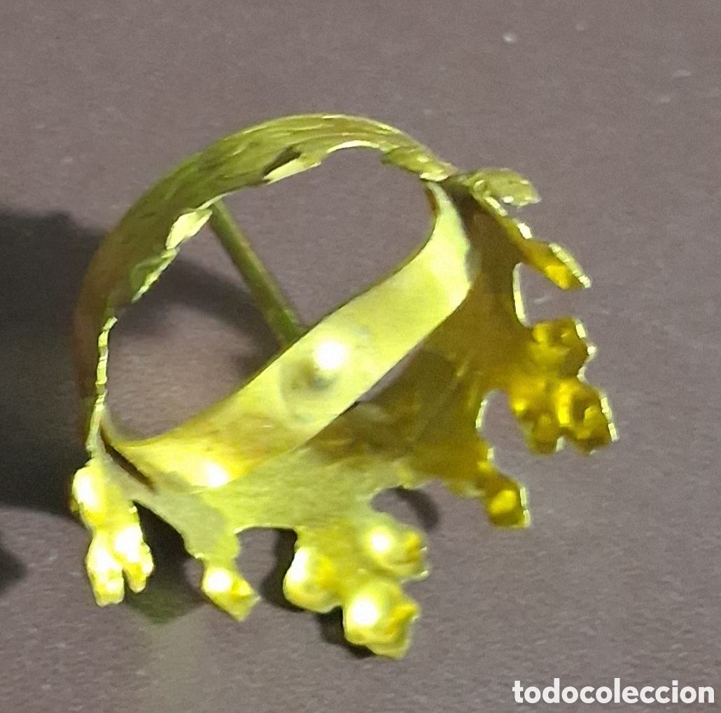 Vintage: Corona de lat&oacute;n dorado