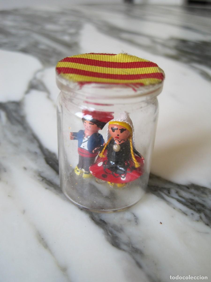 Vintage: PAREJA DE MU&Ntilde;ECOS DE MADERA EN TARRO DE CRISTAL - MINIATURA - TRAJES REGIONALES - CATALU&Ntilde;A