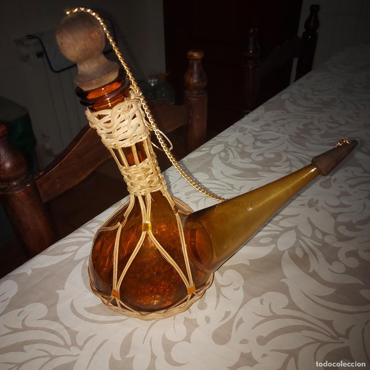 Vintage: PORR&Oacute;N ANTIGUO DE CRISTAL REVESTIDO DE CADENAS Y MIMBRE CON TAPONES Y BASE DE MADERA