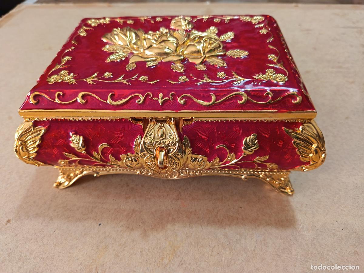Vintage: CAJA JOYERO EN METAL DORADO Y LACADO EN ROJO. 18 X 13 CM. 8 CM ALT.