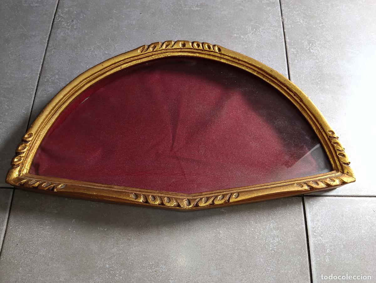 Vintage: Antigua abaniquera vitrina de pared vintage para abanico Madera dorada y terciopelo 28x50x5