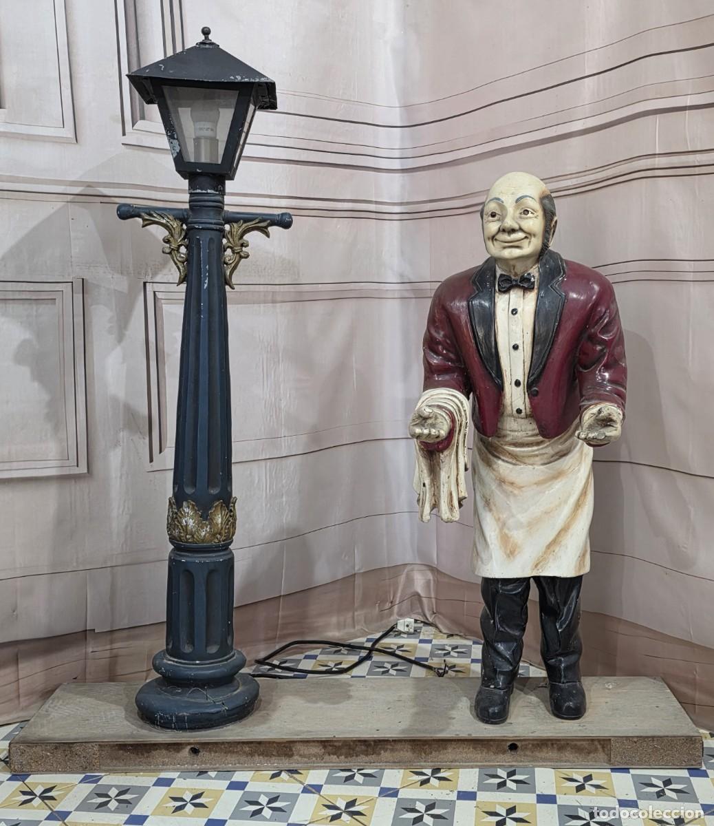 Vintage: Figura decorativa vintage de un camarero con chaqu&eacute; rojo y una l&aacute;mpara de pie tipo farola