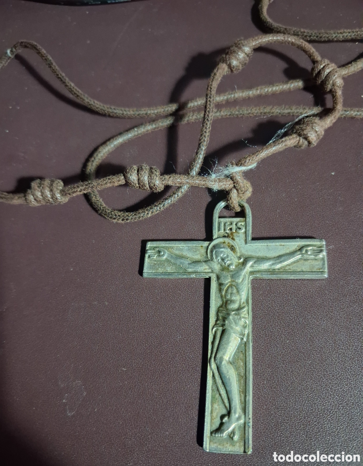 Vintage: Cruz metal plateado con cord&oacute;n de cuero