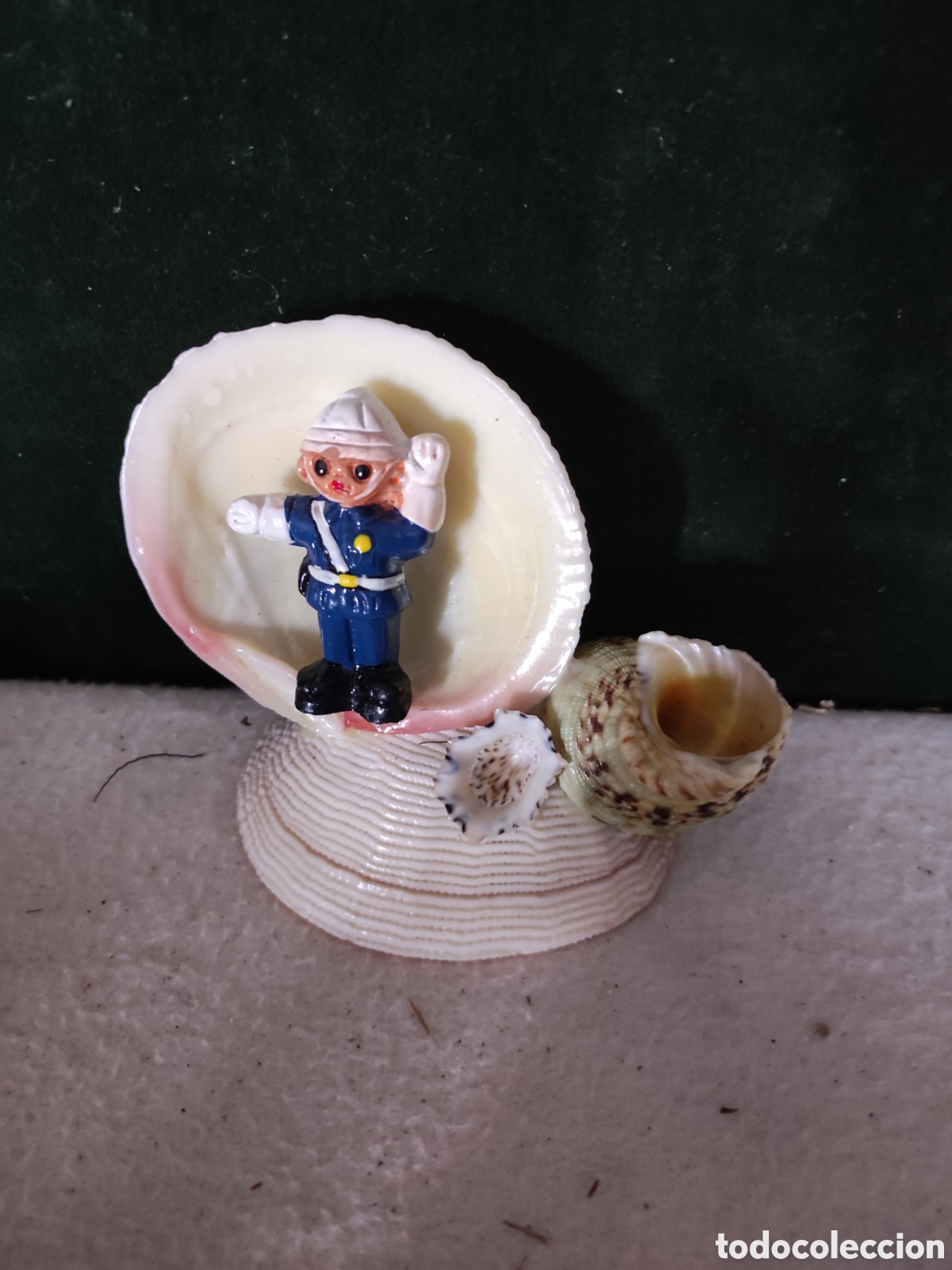 Vintage: Decoraci&oacute;n con conchas y agente de tr&aacute;fico