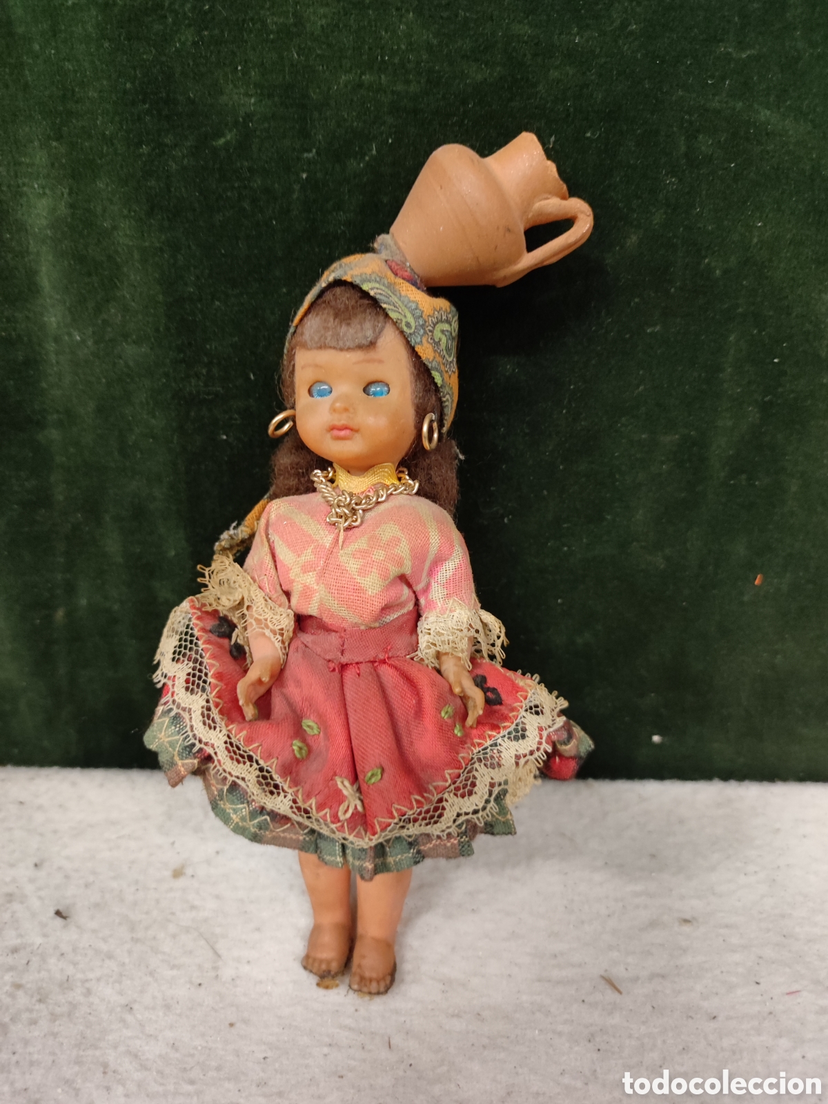 Vintage: Mu&ntilde;eca vintage con jarro a la cabeza