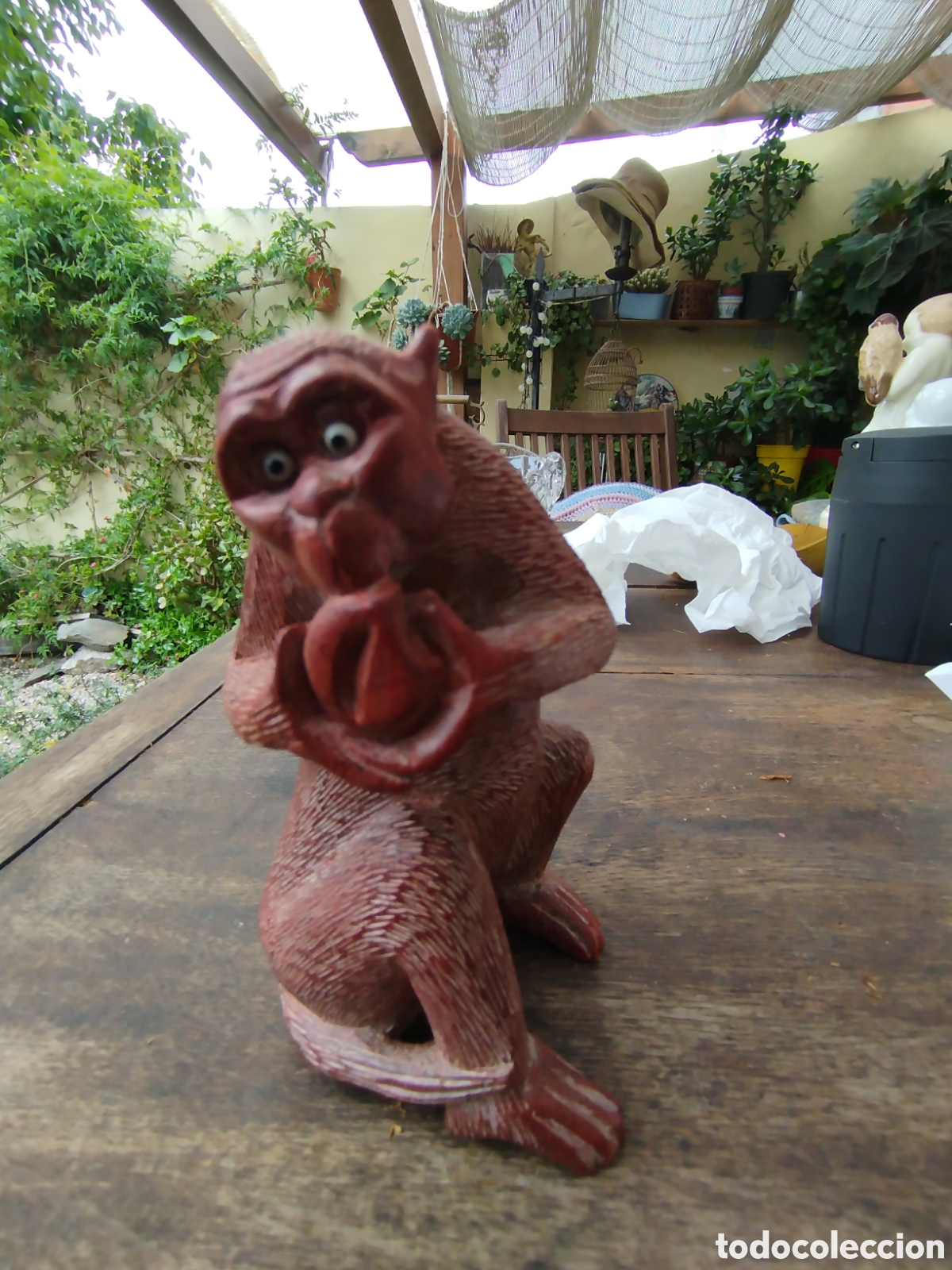 Vintage: Figura Vintage de Resina / Madera: Mono Comiendo Fruta. Estilo Oriental&rdquo;