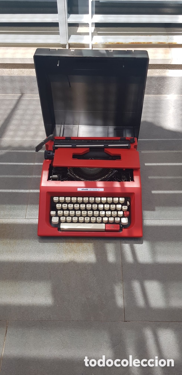 Vintage: M&aacute;quina de escribir Olivetti Lettera 42.