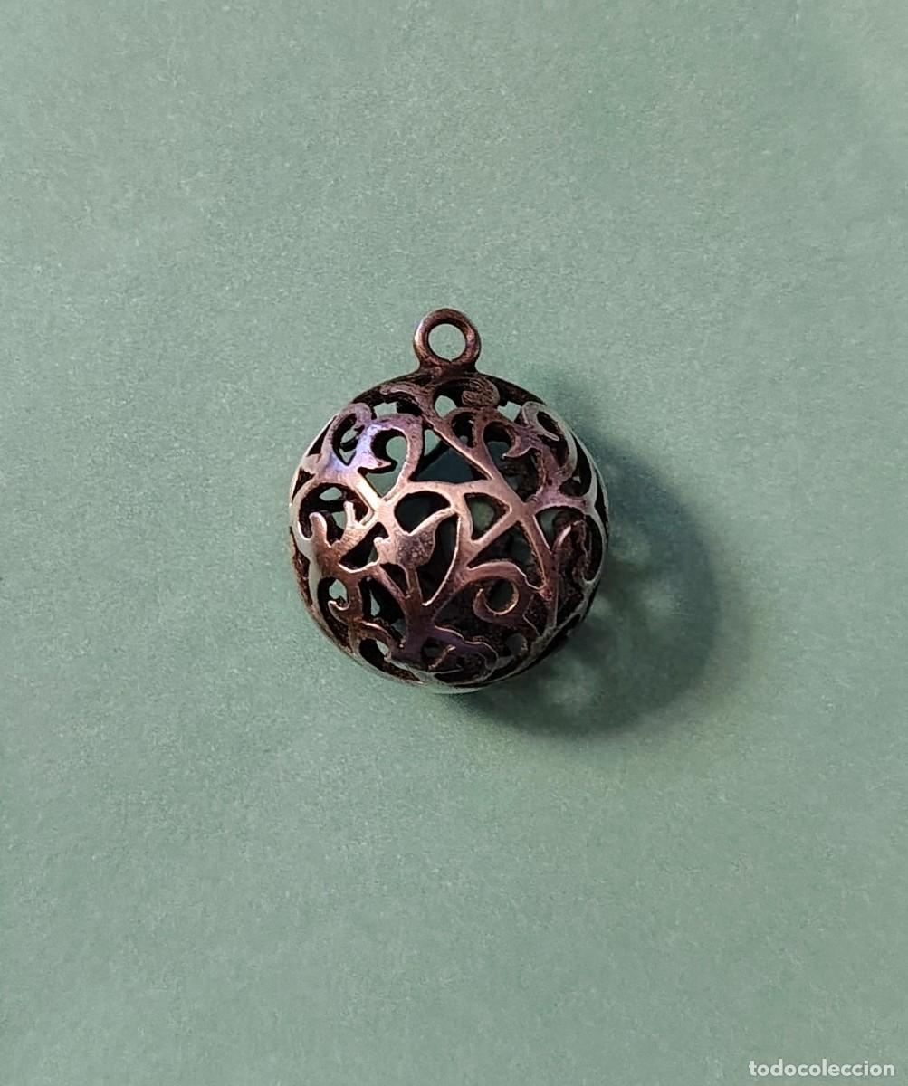 Vintage: Precioso colgante con forma de bola hueca con filigrana, de plata