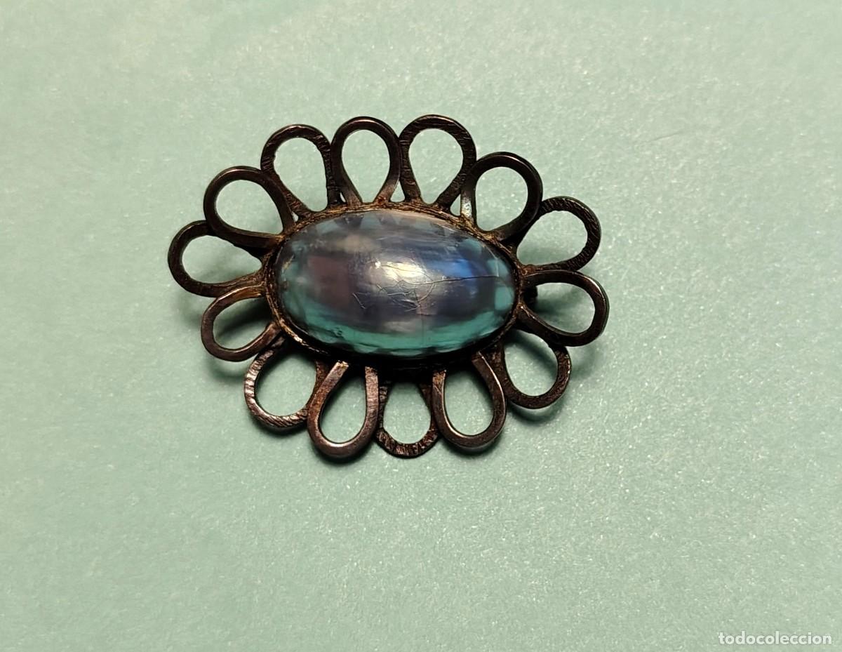 Vintage: Pecioso broche vintage con piedra nacarada, en plata envejecida