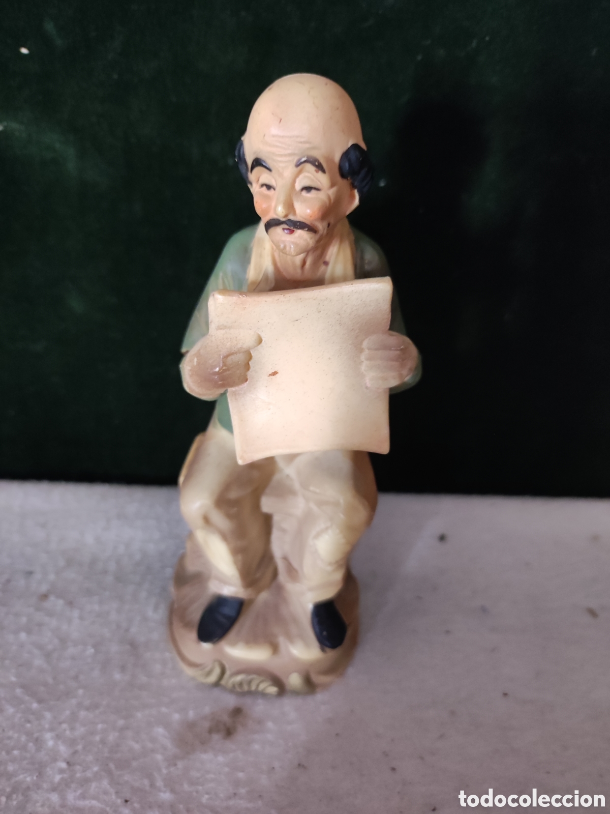 Vintage: Figura de se&ntilde;or leyendo pl&aacute;stico