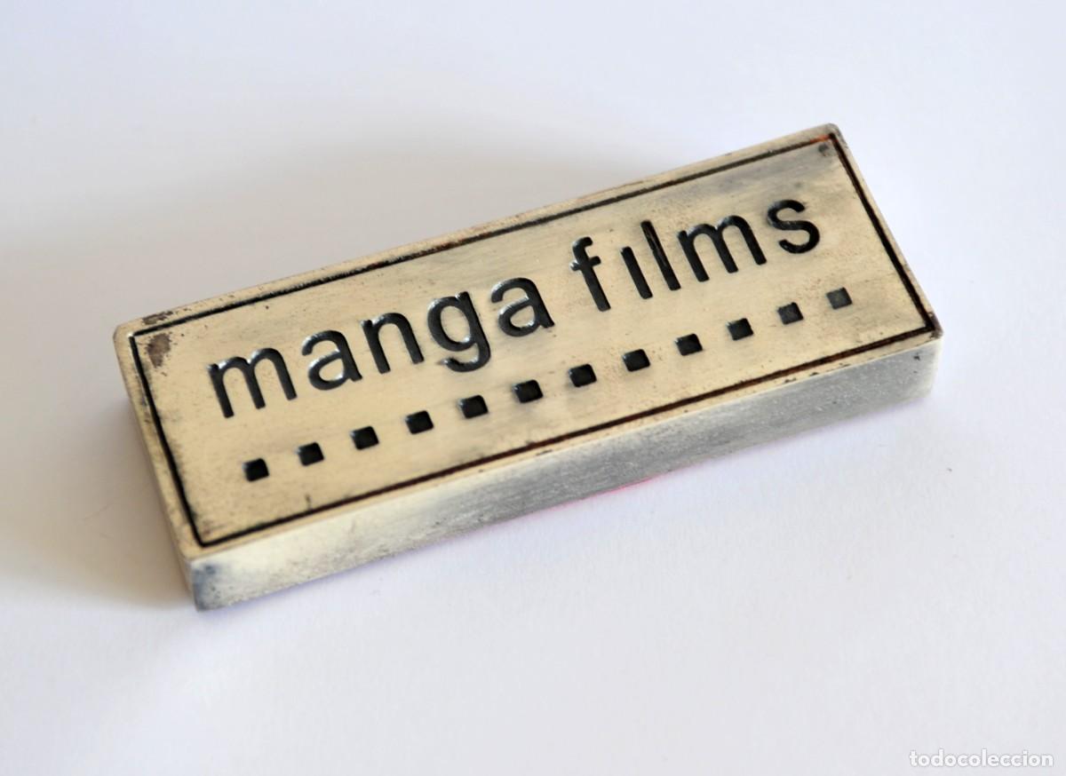 Vintage: Pisapapeles vintage MANGA FILMS. Original, a&ntilde;os 90. Mide 11,2 x 4 x 1,5 cm. Macizo. En buen estado