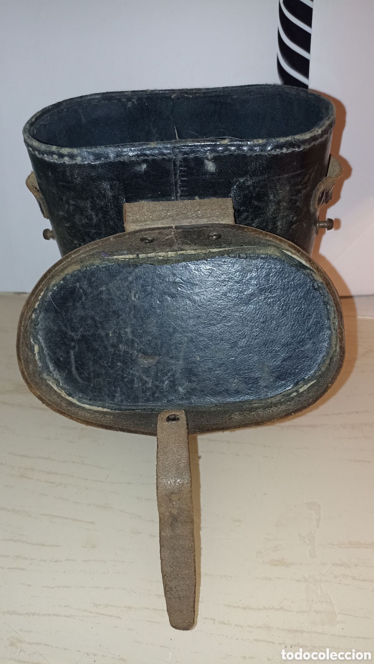 Vintage: Funda / Estuche r&iacute;gido antiguo de cuero para prism&aacute;ticos (Militaria / Vintage)