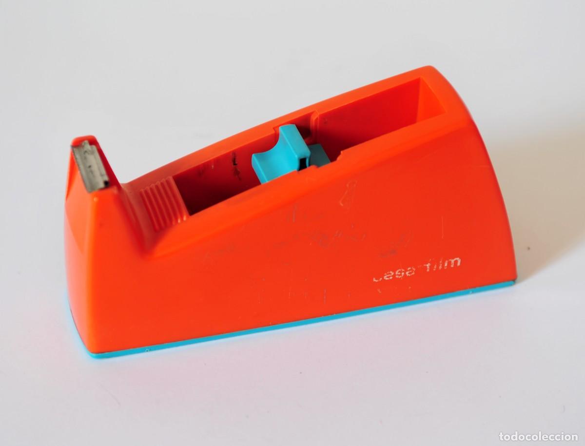 Vintage: Dispensador de celo vintage. Marca Tesafilm. Tesa S.A. Matar&oacute;. Portarrollos de pl&aacute;stico naranja