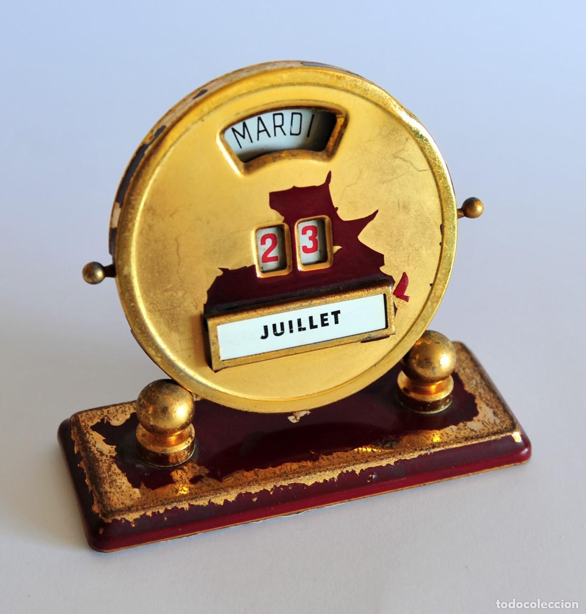 Vintage: Calendario perpetuo vintage de sobremesa. De metal dorado pintado. D&iacute;as y meses en franc&eacute;s