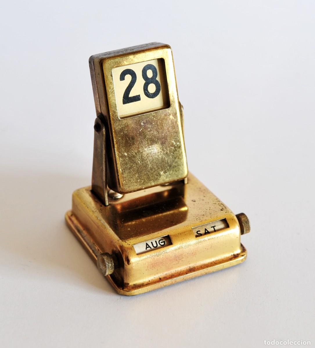 Vintage: Calendario perpetuo vintage de sobremesa. De metal dorado. Nombres de d&iacute;as y meses en ingl&eacute;s