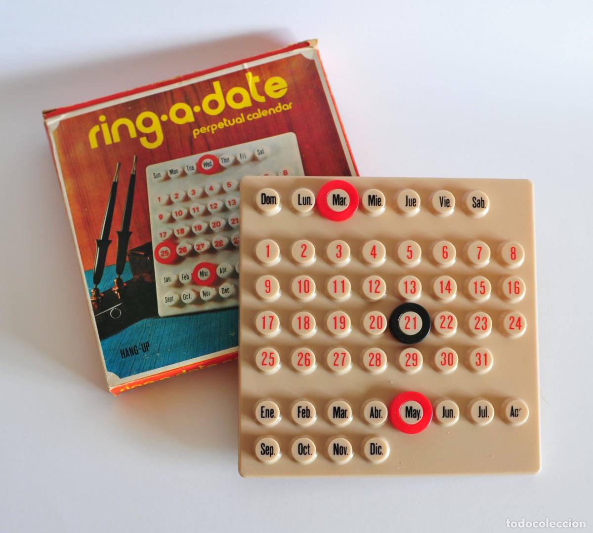 Vintage: Calendario perpetuo vintage. Ring-A-Date, Made in Hong Kong. De pl&aacute;stico moldeado color marr&oacute;n claro