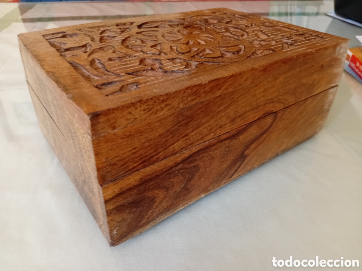 Vintage: Caja de madera tallada