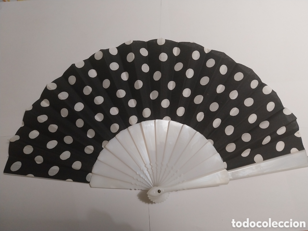 Vintage: Abanico con un dise&ntilde;o cl&aacute;sico de estilo flamenco