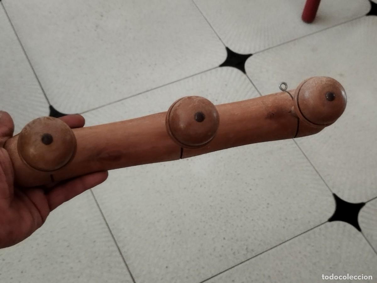 Vintage: Antiguo perchero de madera para colgar de la pared. Percha.