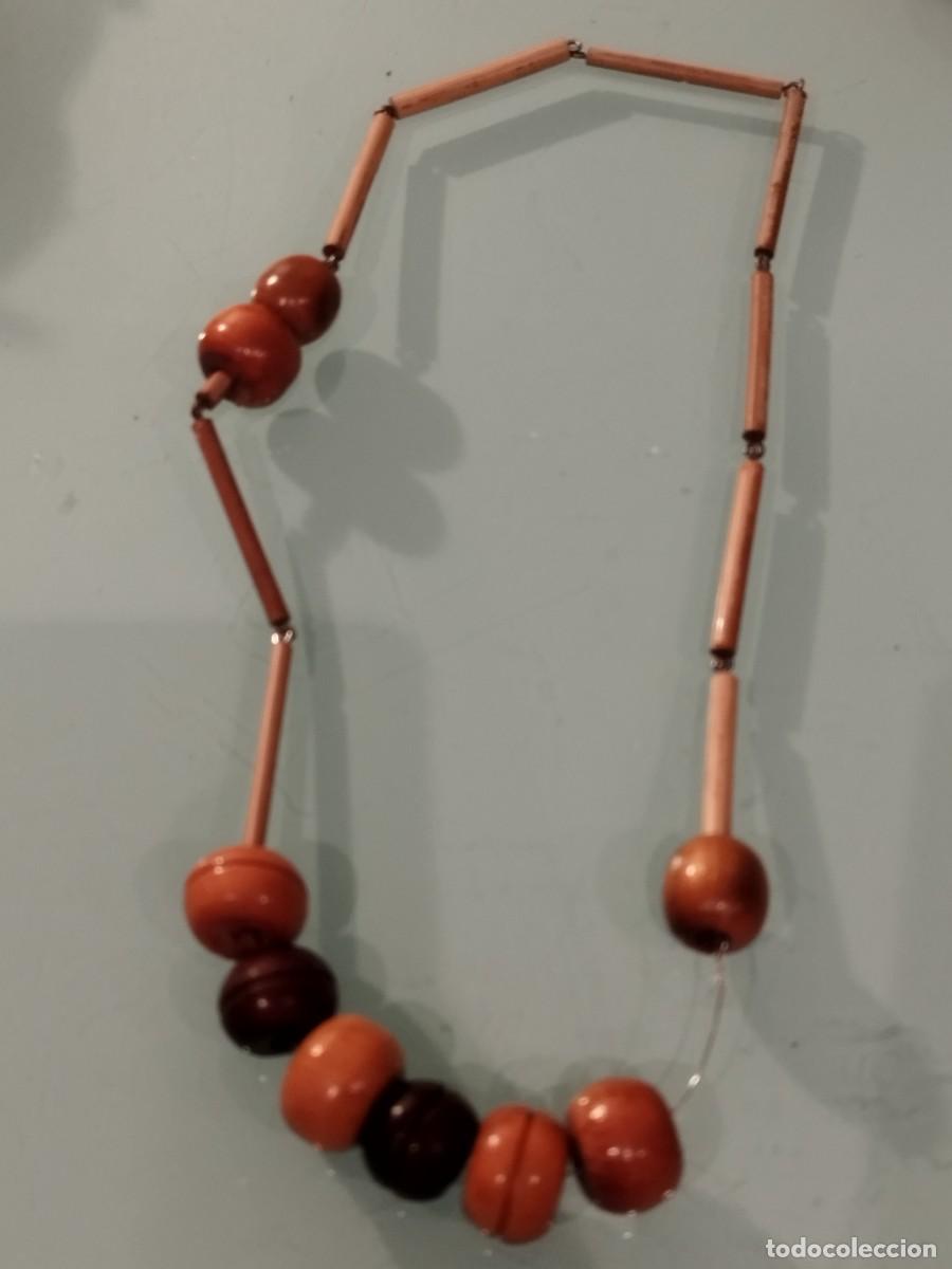 Vintage: Conjunto de cuentas artesanales o de madera en tonos anaranjados y marrones.