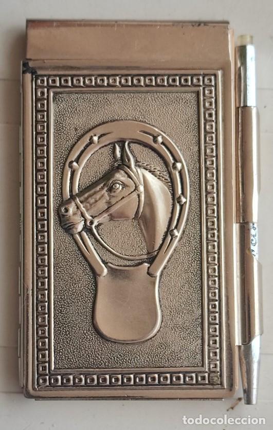 Vintage: ANTIGUA AGENDA TELEFONICA METALICA DE BOLSILLO, DECORADA CON CABALLO Y HERRADURA