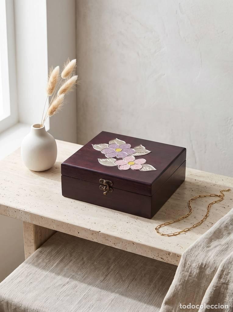 Vintage: CAJITA MORADA CON FLORES