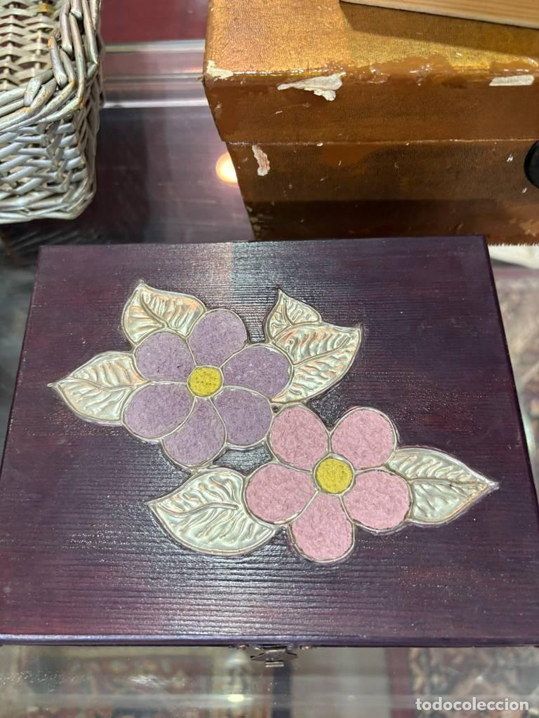 Vintage: CAJITA MORADA CON FLORES - Foto 2