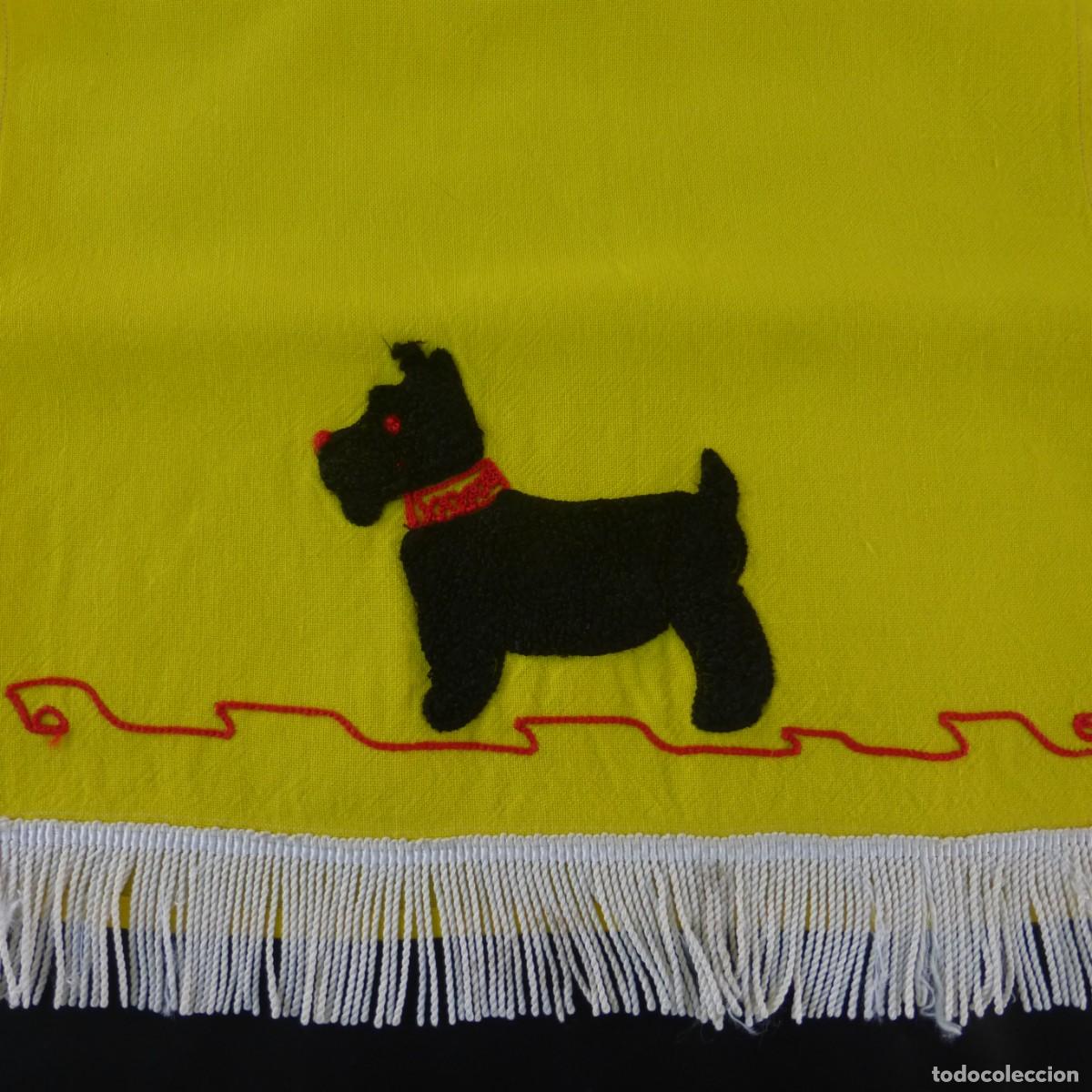 Vintage: 2 ANTIGUOS TAPETES MUY DECORATIVOS ART DECO LINO BORDADO PERRO SCOTTIE DOG S. XX TABLE MAT