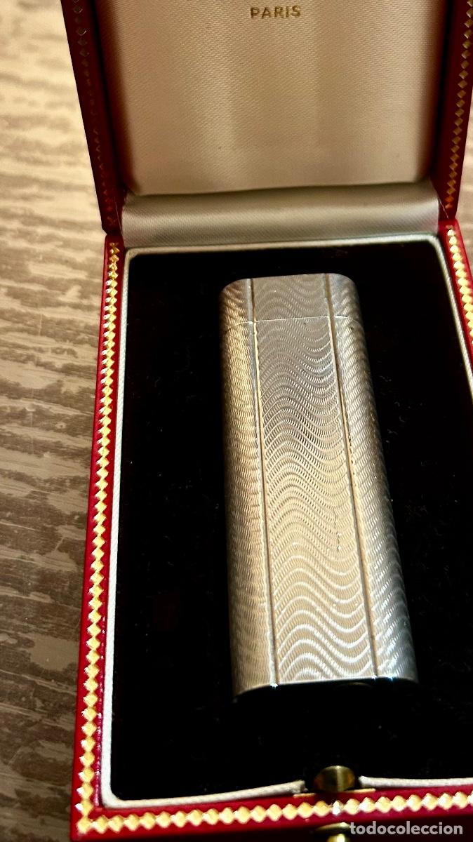 Vintage: Encendedor de la marca Cartier, con un acabado el plaqu&eacute; de plata