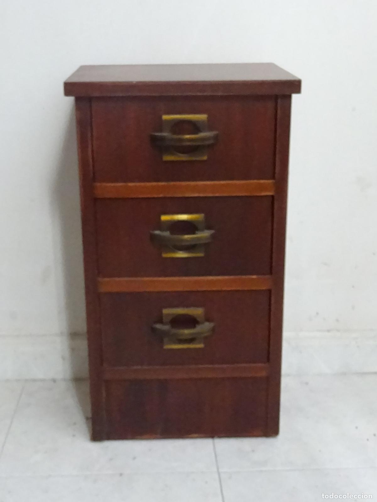 Vintage: MESILLA / MESITA DE NOCHE DE MADERA ESTILO N&Aacute;UTICO CON TRES CAJONES