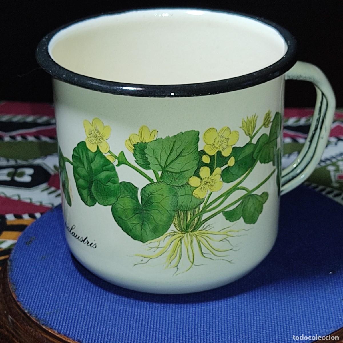 Vintage: Taza de metal esmaltada con serigrafia de flor o planta.A&ntilde;os 60.