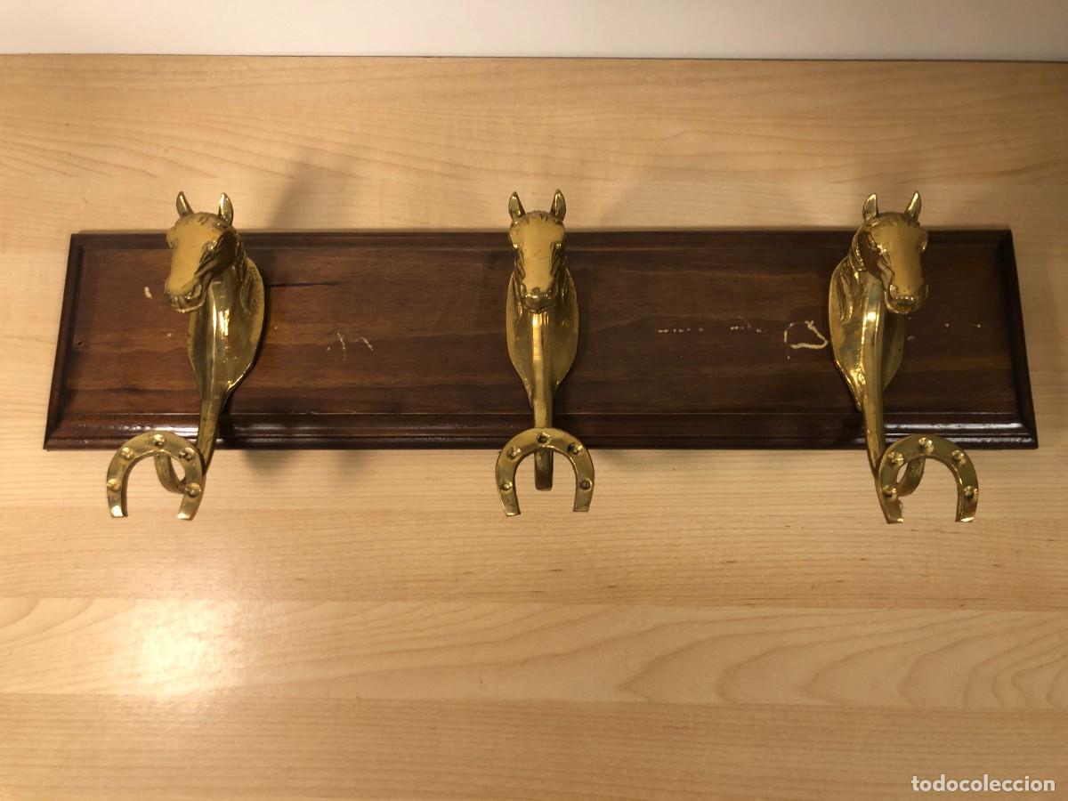 Vintage: Perchero vintage ecuestre con 3 cabezas de caballo y herraduras de lat&oacute;n