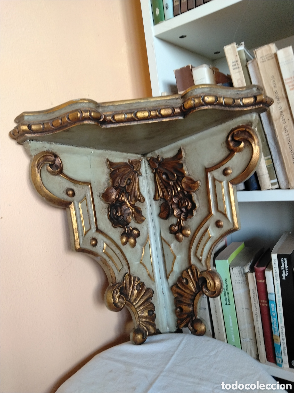 Vintage: peana de madera con dorados.