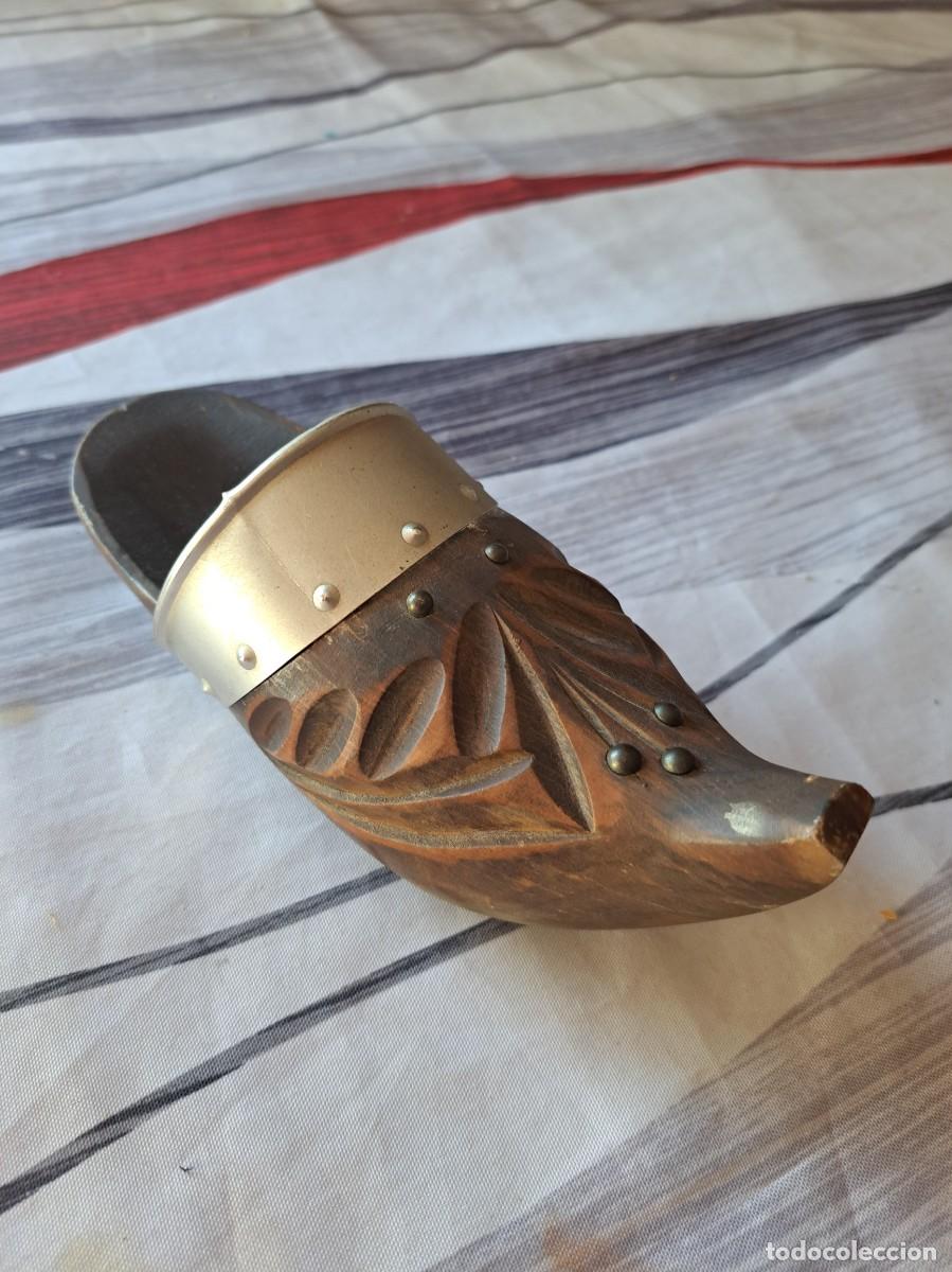Vintage: Bonito zueco tallado en madera con adorno de lat&oacute;n, para decoraci&oacute;n.