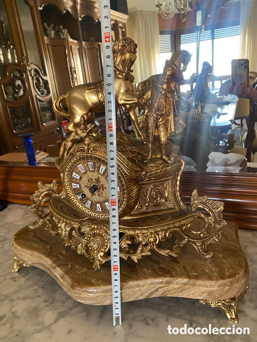 Vintage: Reloj de bronce con pie de m&aacute;rmol