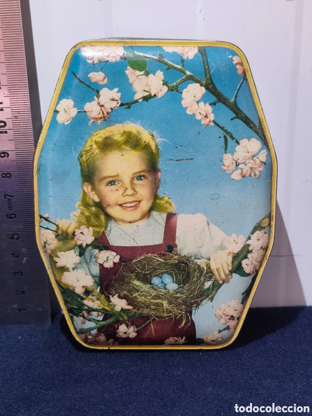 Vintage: Caja Met&aacute;lica Vintage Caramelos Horner&rsquo;s (Inglaterra, A&ntilde;os 50) &ndash; Ni&ntilde;a con Nido y Flores