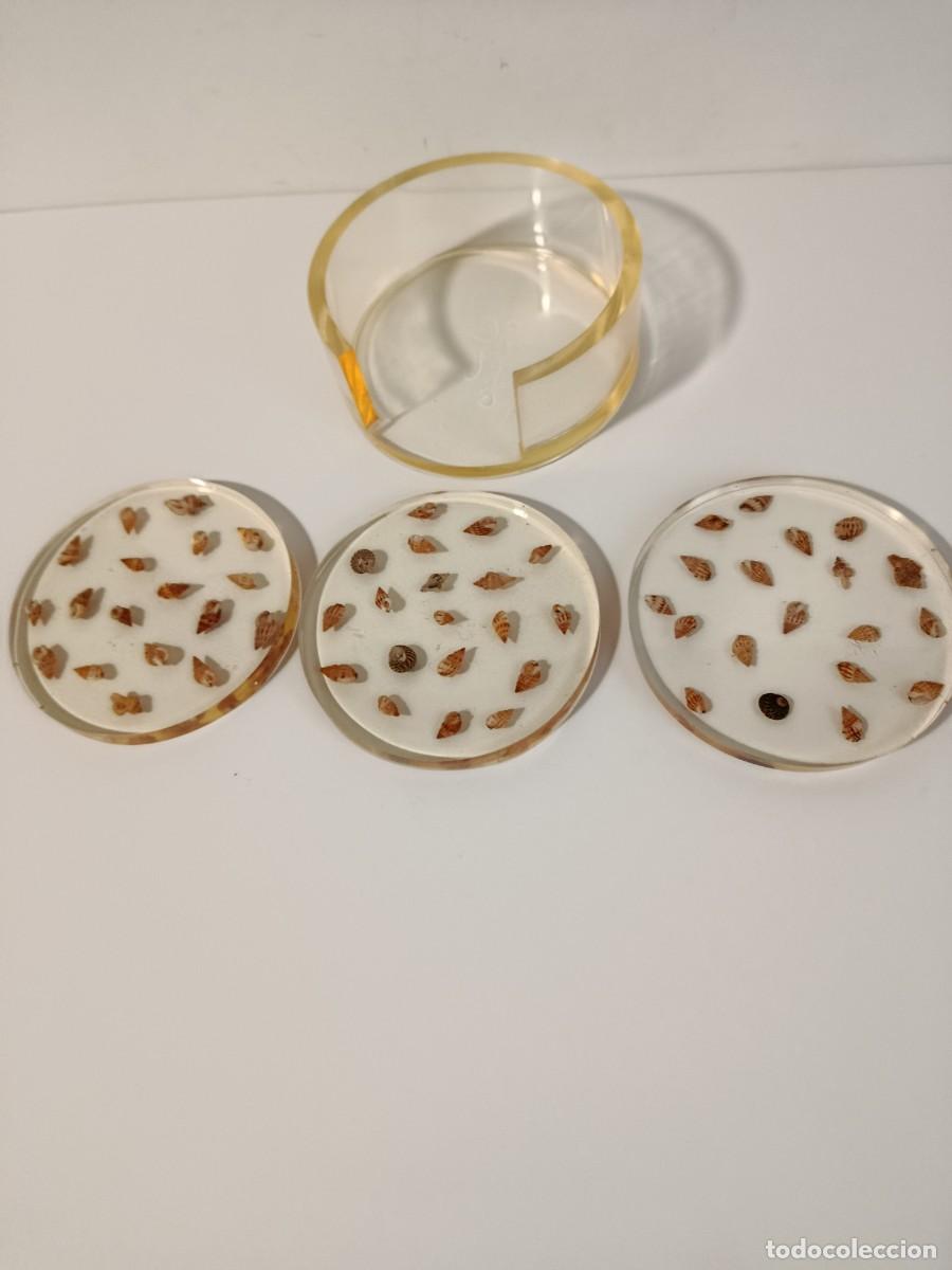 Vintage: TRES POSAVASOS DE METACRILATO CON CARACOLILLOS. MARINO