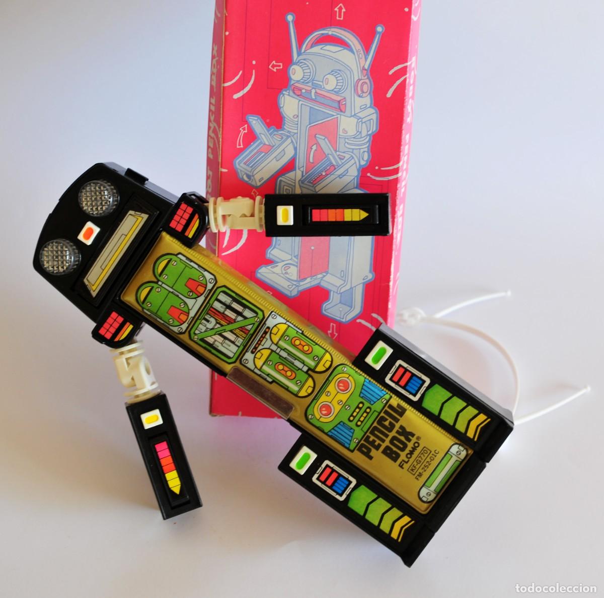 Vintage: Plumier, estuche escolar con forma de robot, negro y verde. Marca FLOMO, Made in Taiwan. Original