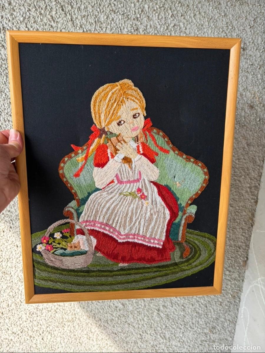 Vintage: Cuadro tapiz antiguo con la imagen de una ni&ntilde;a