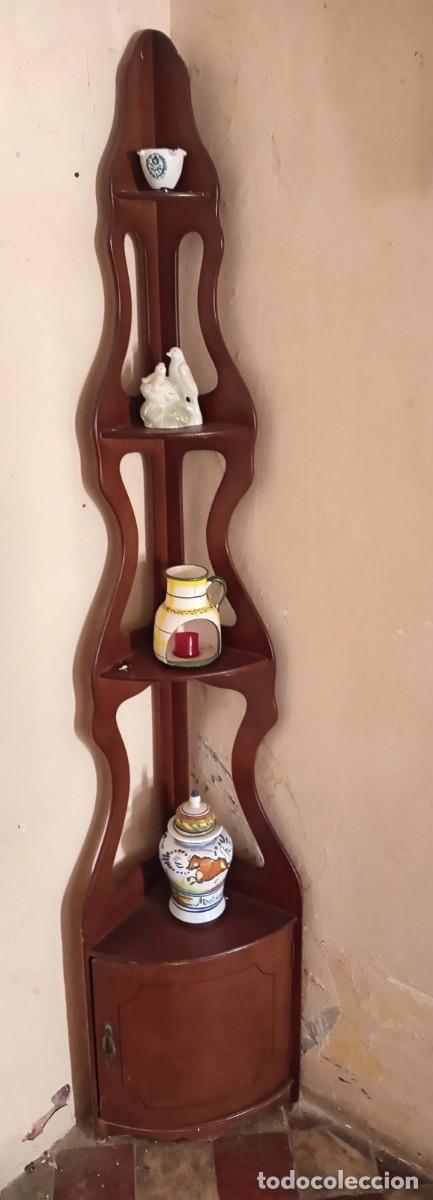 Vintage: Mueble rinconera de madera con adornos